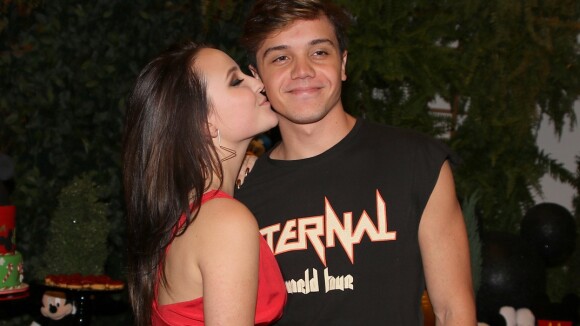 Larissa Manoela beija namorado, Leo Cidade, em festa: 'Com meu amor'. Vídeo!