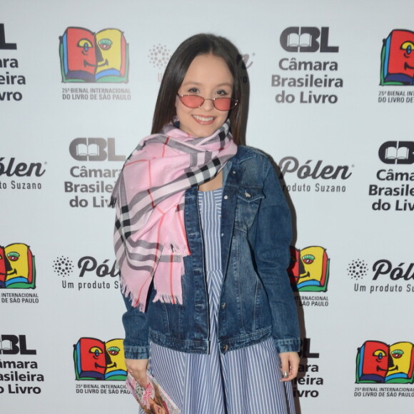 Larissa Manoela foi criticado por look em lançamento de livro, mas afirmou não se importar com comentários negativos