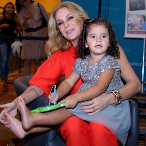 Carolina Ferraz e o médico Marcelo Marins são pais de Izabel, de 3 anos