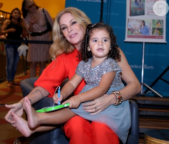 Carolina Ferraz e o médico Marcelo Marins são pais de Izabel, de 3 anos