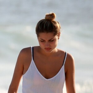 Sasha Meneghel caminha com look despojado em tarde na praia da Barra da Tijuca