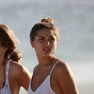 Sasha Meneghel se divertiu com amigas na praia da Barra da Tijuca