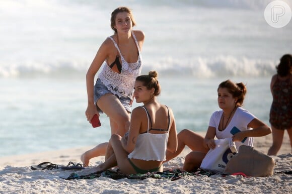Sasha Meneghel conversa com amigas em dia na praia