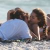 Beijos à beira-mar! Sasha Meneghel e Bruno Montaleone vão à praia no Rio. Fotos!