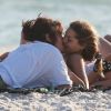 Beijos à beira-mar! Sasha Meneghel e Bruno Montaleone vão à praia no Rio nesta quinta-feira, dia 23 de agosto de 018