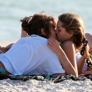 Sasha Meneghel beija o namorado, Bruno Montaleone, em dia de praia