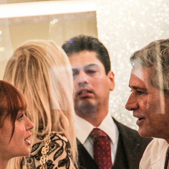 Cacá de Souza, embaixador global da Valentino, e Marina Ruy Barbosa batem papo durante lançamento do livro