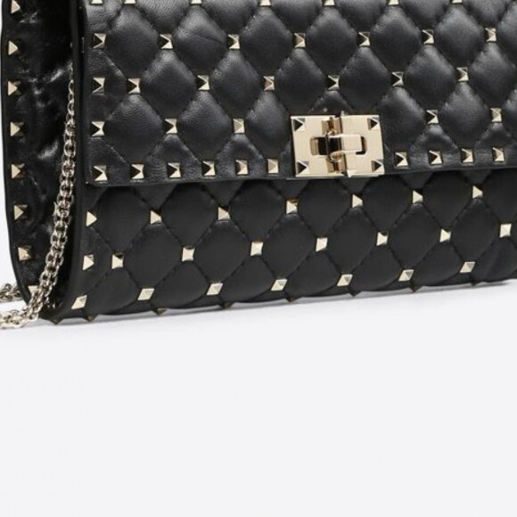 A bolsa Rockstud Spike, disponível à venda pelo equivalente a R$ 7,7 mil, deu um ar descolado à produção