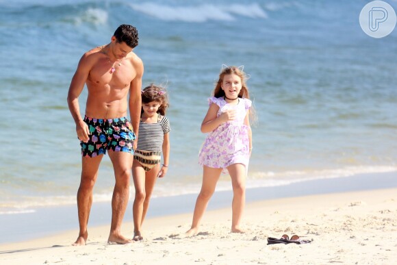 Cauã Reymond leva a filha, Sofia, para passeios na praia e no shopping quando está de folga no Rio de Janeiro