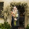 'Orgulho e Paixão': Darcy (Thiago Lacerda) colhe as flores no jardim da capela para a noiva
