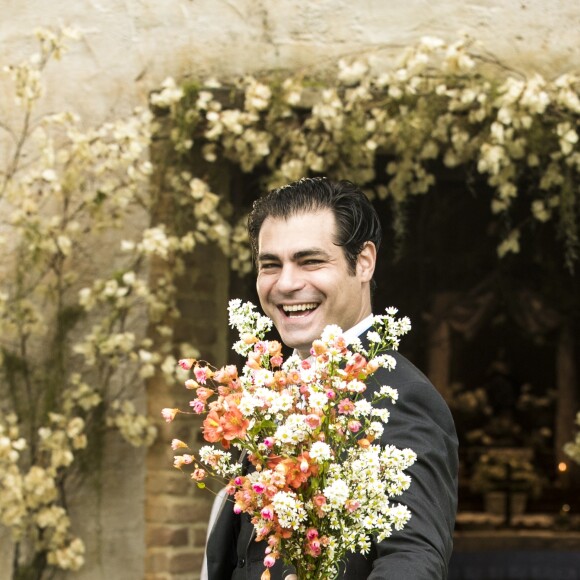 'Orgulho e Paixão': Darcy (Thiago Lacerda) colhe as flores no jardim da capela para a noiva