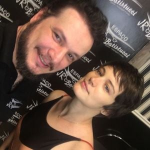 Bianca Bin aderiu ao cabelo joãozinho com corte feito pelo hairstylist Jr Batistucci, nesta sexta-feira, 24 de agosto de 2018