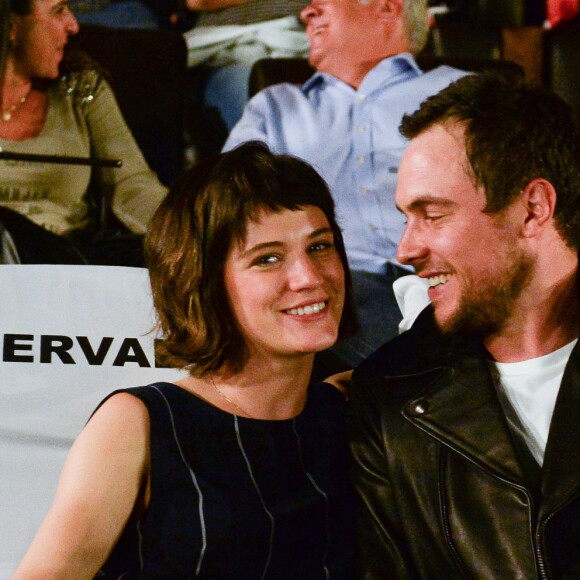 Bianca Bin e Sergio Guizé assumiram o namoro após o fim das gravações de 'O Outro Lado do Paraíso'