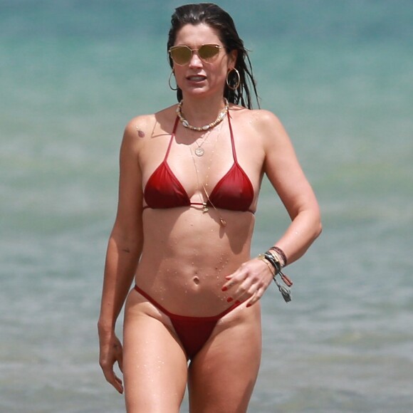 Flávia Alessandra chamou atenção com o corpo definido na praia de Jericoacoara