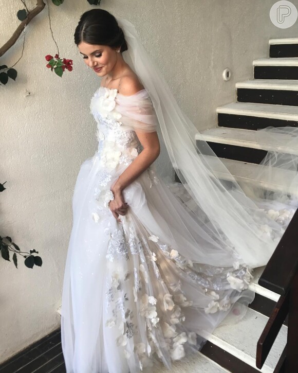Camila Queiroz usou vestido assinado por Lethicia Bronstein em casamento