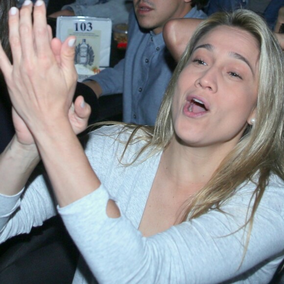 Fernanda Gentil mostrou empolgação no show de Sandy