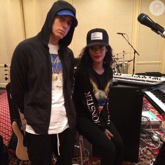 Rihanna e Eminem posam juntos em estúdio