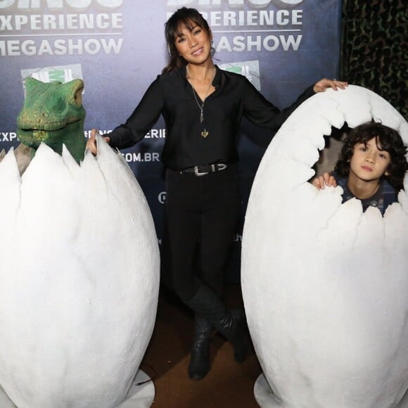Danni Suzuki e o filho, Kauai, marcaram presença na exposição interativa Dinos Experience, na zona oeste do Rio, neste domingo, 26 de agosto de 2018