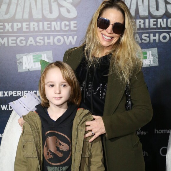 Danielle Winits levou o filho, Guy, para conferir a exposição interativa Dinos Experience, na zona oeste do Rio, neste domingo, 26 de agosto de 2018