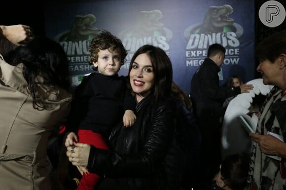Karen Brusttolin, mulher de Alexandre Nero, posou com o filho, Noá, na exposição interativa Dinos Experience, na zona oeste do Rio, neste domingo, 26 de agosto de 2018