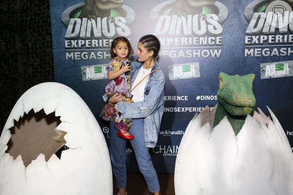 Laura Fernardez levou a filha, Sol de Maria, neta de Preta Gil, para a exposição interativa Dinos Experience, na zona oeste do Rio, neste domingo, 26 de agosto de 2018