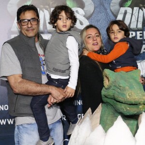 Luciano Szafir conferiu a exposição interativa Dinos Experience com a mulher, Luhanna Melloni, e os filhos, David e Mikael, neste domingo, 26 de agosto de 2018