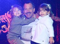Malvino Salvador se diverte com filhas Ayra e Kyara em exposição no Rio. Fotos!