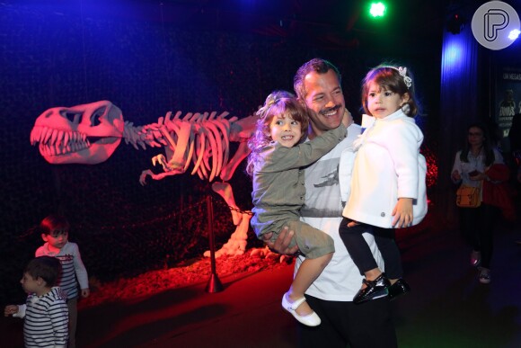 Malvino Salvador se divertiu com as filhas Ayra e Kyara na exposição interativa Dinos Experience, na zona oeste do Rio, neste domingo, 26 de agosto de 2018