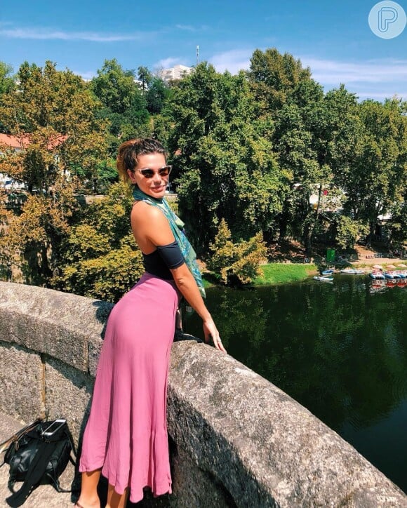 Mariana Goldfarb está curtindo Portugal após o fim do namoro com Cauã Reymond