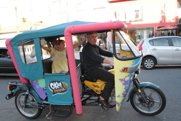 Otavio Mesquita e a mulher, Melissa Wilman, comemoram o aniversário de 5 anos do filho, Pietro, no 'Spasso Splash', em São Paulo