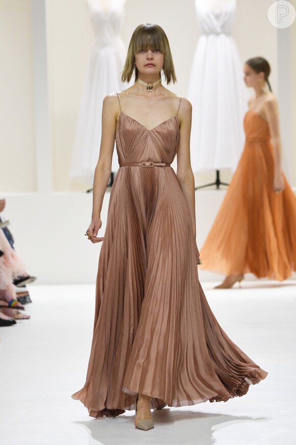 A Dior fez looks em bege e alaranjado para o desfile de alta-costura