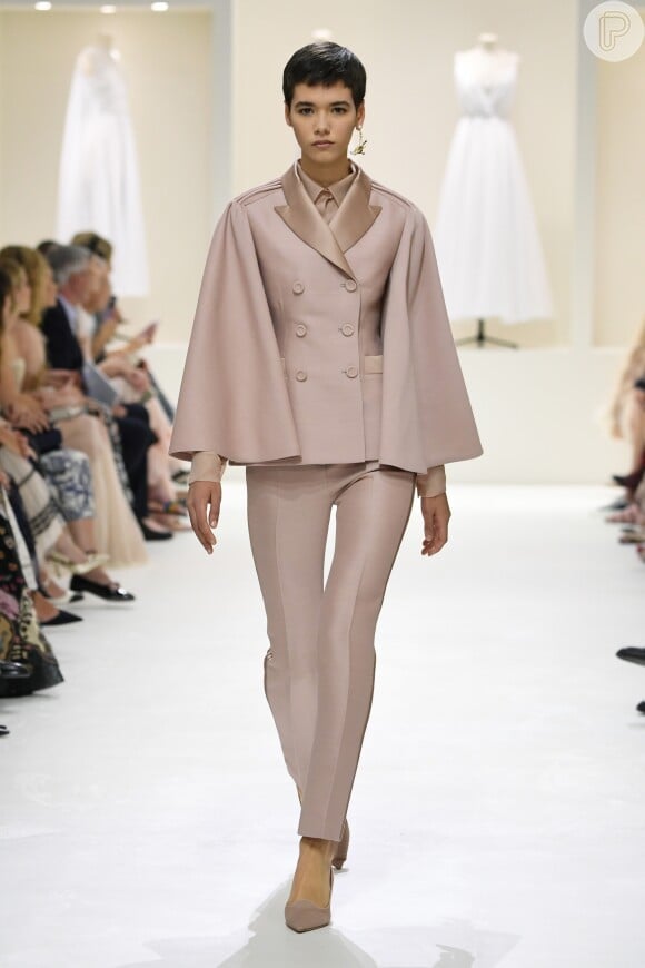 O terno Dior alta-costura tem mangas volumosas
