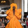 Tons terrosos: a Valentino apostou em um laranjão em look de alta-costura da grife