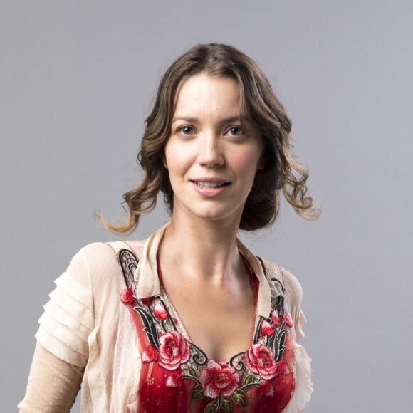 Elisabeta (Nathalia Dill) incentiva Mariana (Chandelly Braz) a tirar a peruca nos próximos capítulos da novela 'Orgulho e Paixão': 'Linda e forte. Mais forte que eu'