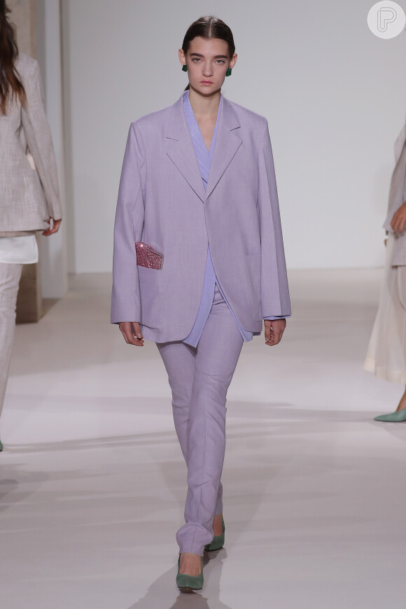 O terno com blazer alongado fica mais moderno e, mesmo colorido, não perde a elegância. O look é Victoria Beckham