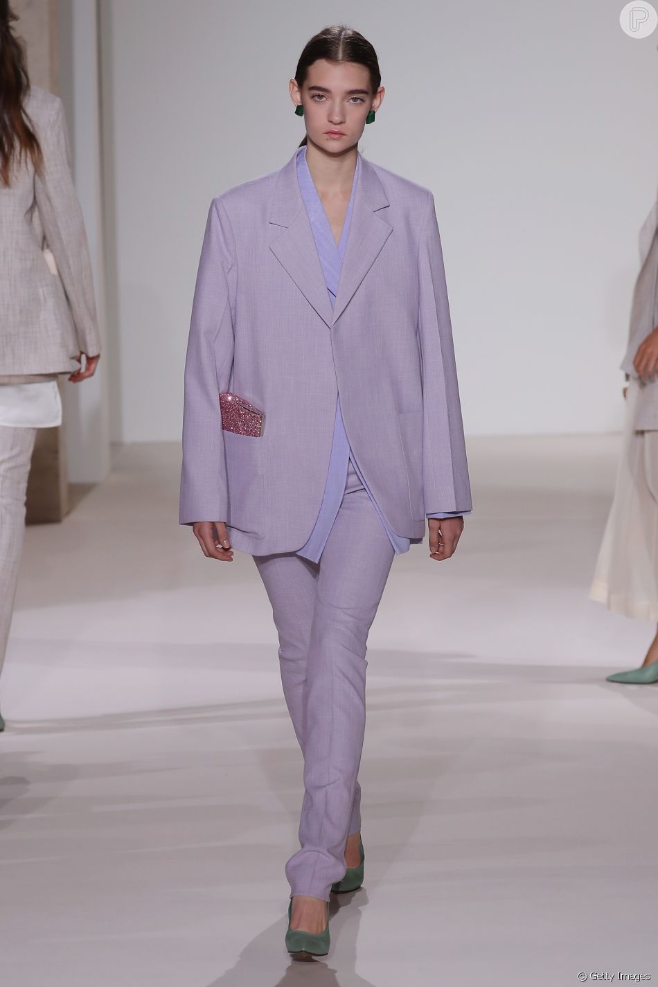 O terno com blazer alongado fica mais moderno e, mesmo colorido, não perde a elegância. O look é Victoria Beckham