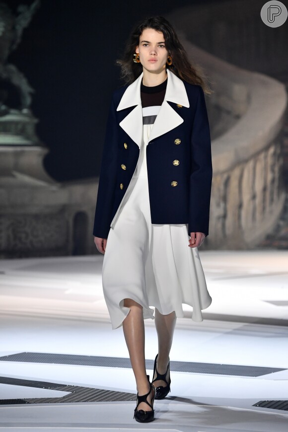 No look Louis Vuitton o blazer sobre a peça mídi traz o visual para a atualidade
