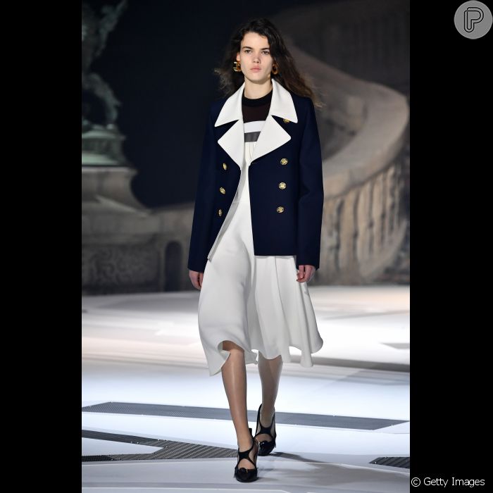 No look Louis Vuitton o blazer sobre a peça mídi traz o visual para a atualidade