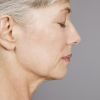 O envelhecimento capilar deixa os fios mais fracos e diminui o crescimento do cabelo