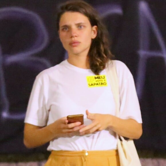 Bruna Linzmeyer marcou presença no Ocupa Sapatão em frente à Câmara do Rio de Janeiro