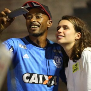 Bruna Linzmeyer parou para tirar foto com um fã
