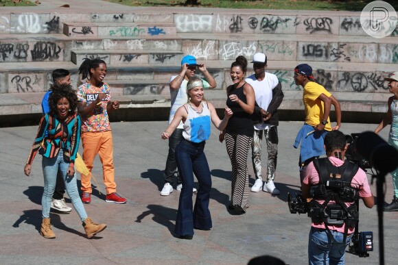 Angélica e Juliana Paes dançaram funk com o grupo