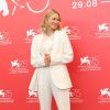 Naomi Watts escolheu um look de terno branco Armani para promover seu filme "Roma"