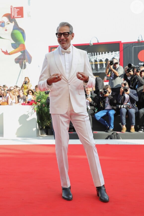 Assim como o ator Jeff Goldblum, de look Prada