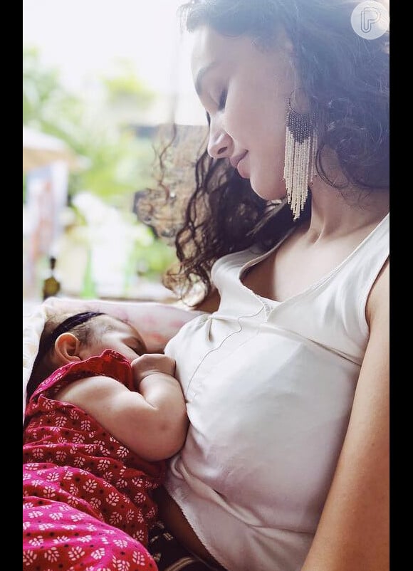 Débora Nascimento apareceu encantada com a filha, Bella, na foto postada pelo marido, José Loreto