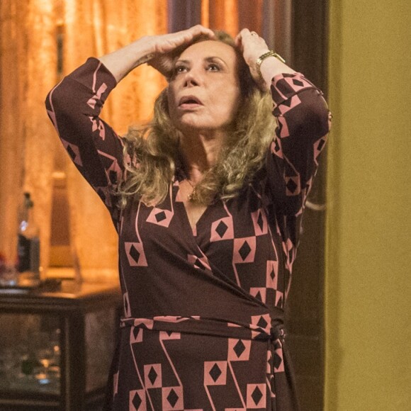 'Piranha! Vagabunda! Ordinária! Eu nunca tive vontade de matar ninguém, mas hoje eu tenho', se revolta Naná (Arlete Salles) por saber que Karola (Deborah Secco) traiu Beto Falcão (Emilio Dantas) com Remy (Vladimir Brichta) no capítulo que vai ao ar dia 26 de setembro de 2018, na novela 'Segundo Sol'