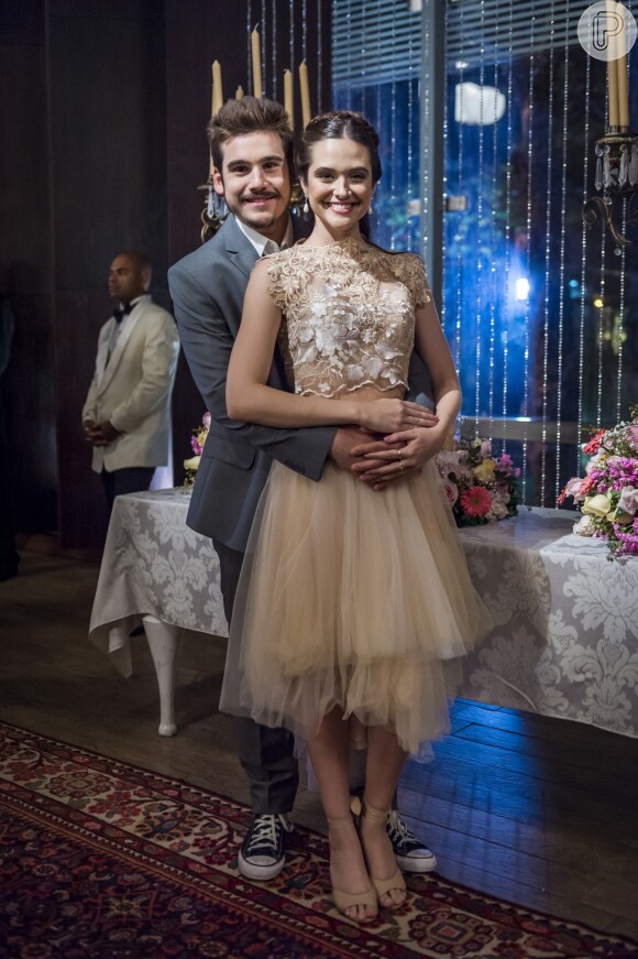 Samuca (Nicolas Prattes) e Marocas (Juliana Paiva) convidam amigos e famíliares em um restaurante para seu noivado na novela 'O Tempo Não Para'