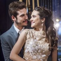 Beijo roubado e confusão: o noivado de Marocas e Samuca em 'O Tempo não Para'
