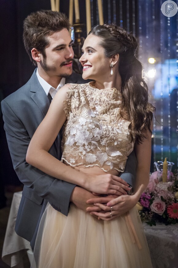 Samuca (Nicolas Prattes) e Marocas (Juliana Paiva) realizam festa de noivado na novela 'O Tempo Não Para'