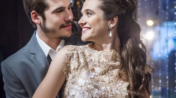 Beijo roubado e confusão: o noivado de Marocas e Samuca em 'O Tempo não Para'